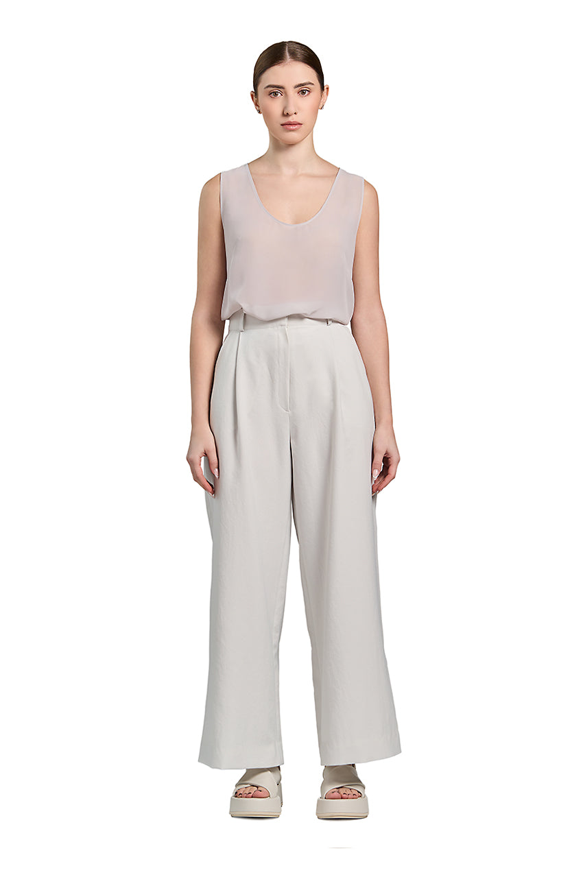 Enhance your wardrobe with our JUNA Wide Leg Pleated Trousers. The sophisticated high waistband and pleated design form a flattering silhouette, complemented by functional side pockets and wide-leg hems that add a touch of elegance.